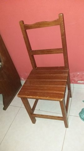 Vendo mesa com 6 cadeiras todas em madeira maciça