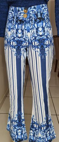 Calça trabalhada com estampa bordada do cós e barra e listras ao longo das pernas! Tam 38 - Foto 2