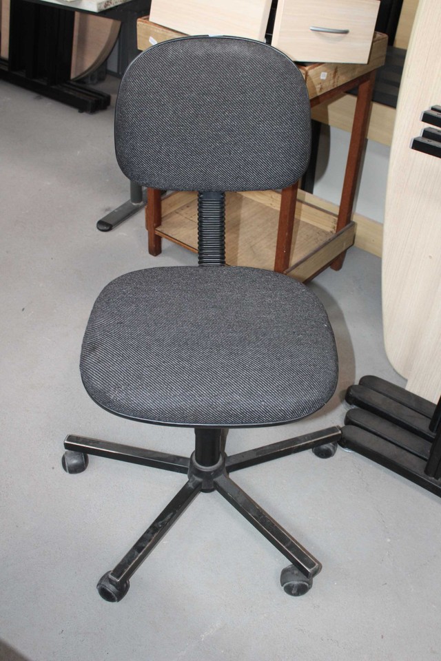 Cadeira de Escritório c/ Rodas em Tecido Cinza 84 cm x 43 cm x 50 cm
