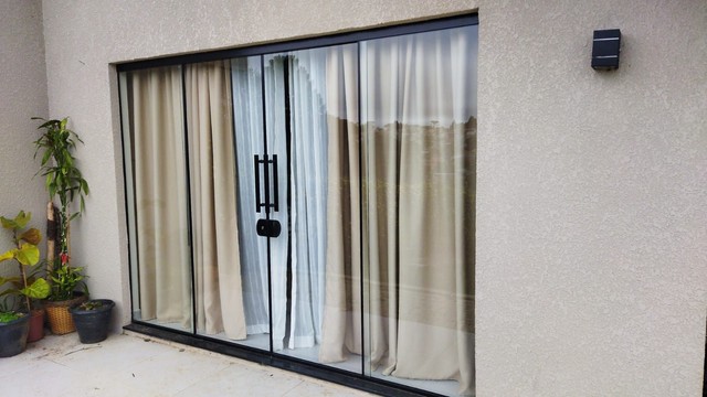 Porta janela de vidro temperado 8mm com 3 metros de largura colocada em CL