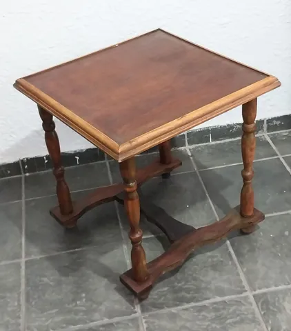 Mesa auxiliar de Canto ou apoio, em madeira natural com pés torneados.
