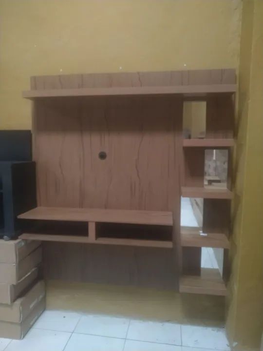 Painel para TV na cor amadeirado. Até 50 polegadas.