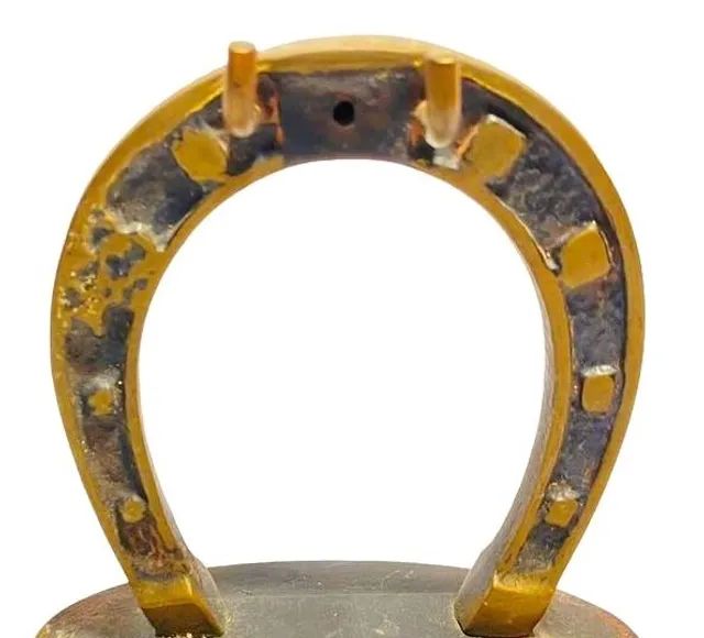 Interessante Escultura em bronze representando Ferradura no feitio Porta chaves *Descrição - Foto 3