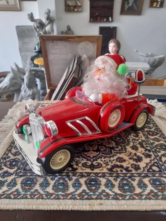 Papai Noel de brinquedo em carro antigo funcionando 