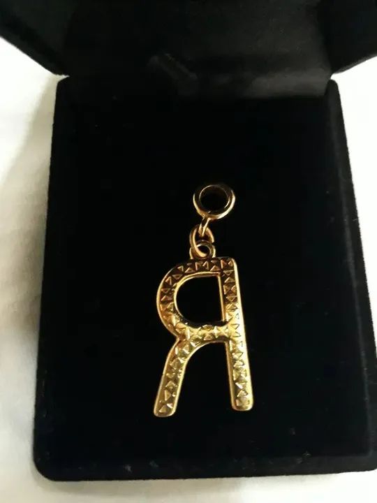 Pingente letra R Dourado semi joia