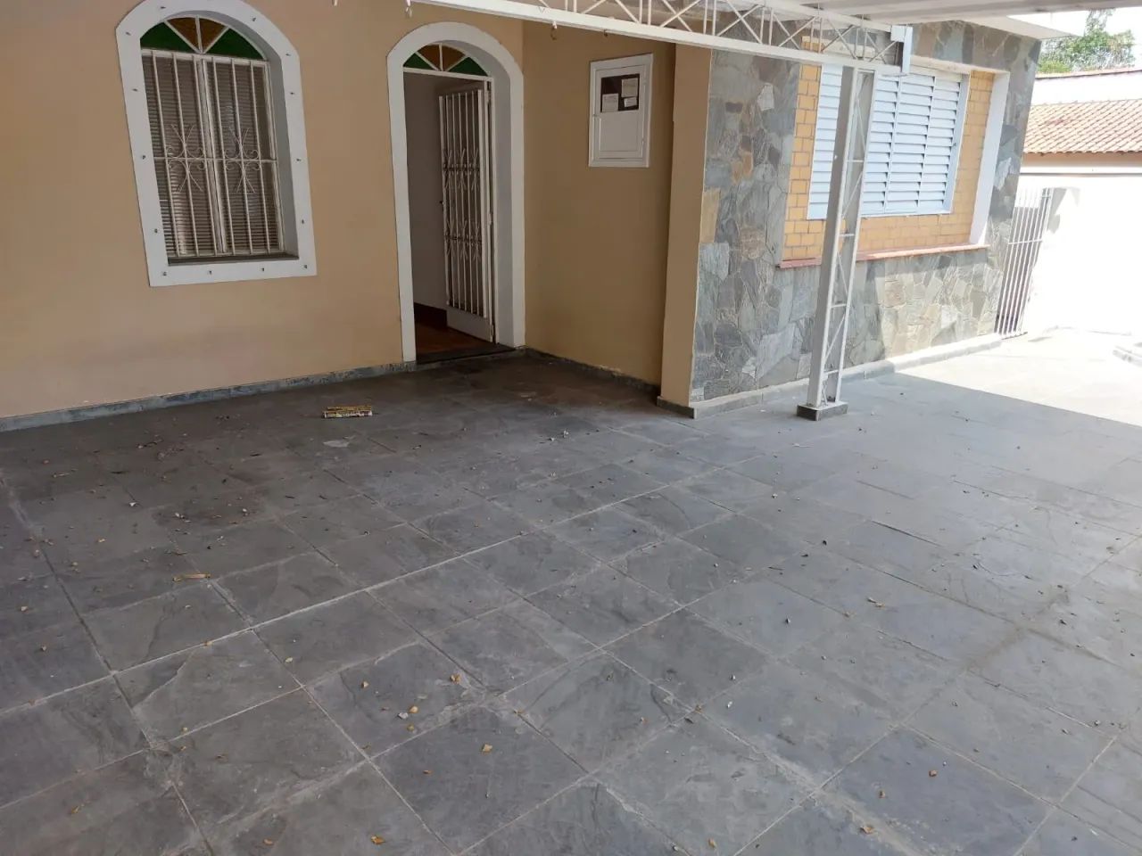 Casa para aluguel possui 118 m², com 3 dormitórios, sendo 1 suíte no Jardim Maringá