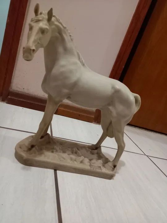 Linda escultura de cavalo em pedra - Foto 3