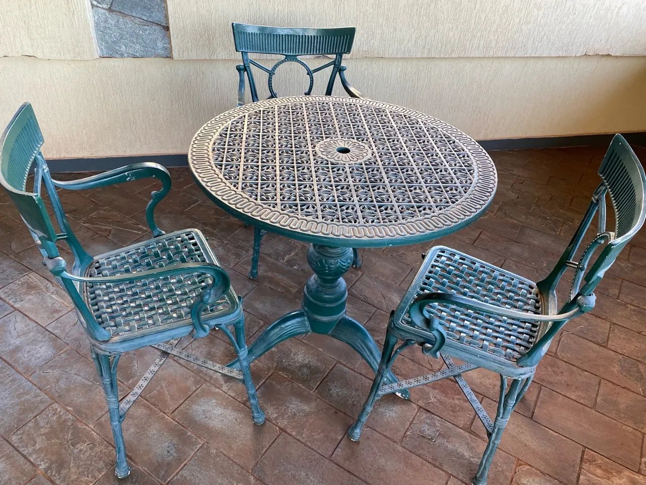 Conjunto de mesa e cadeiras de ferro para área de lazer