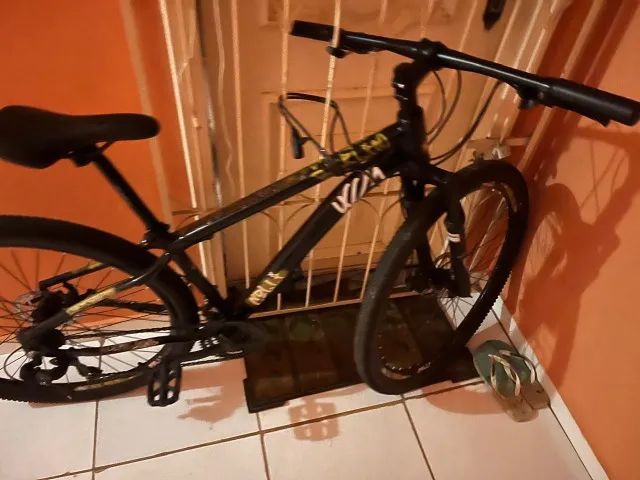 Uma bicicleta Colli com 04 meses de uso.