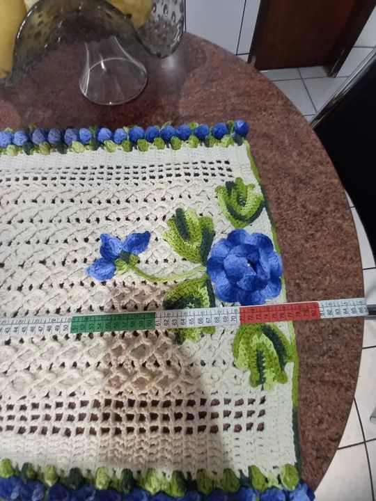 Caminho de mesa de crochê (fio barroco) retangular - cru com flores azuis 51cm x 77cm - Foto 2
