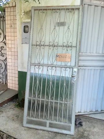 Porta de aço com vidro e fechadura com chave 