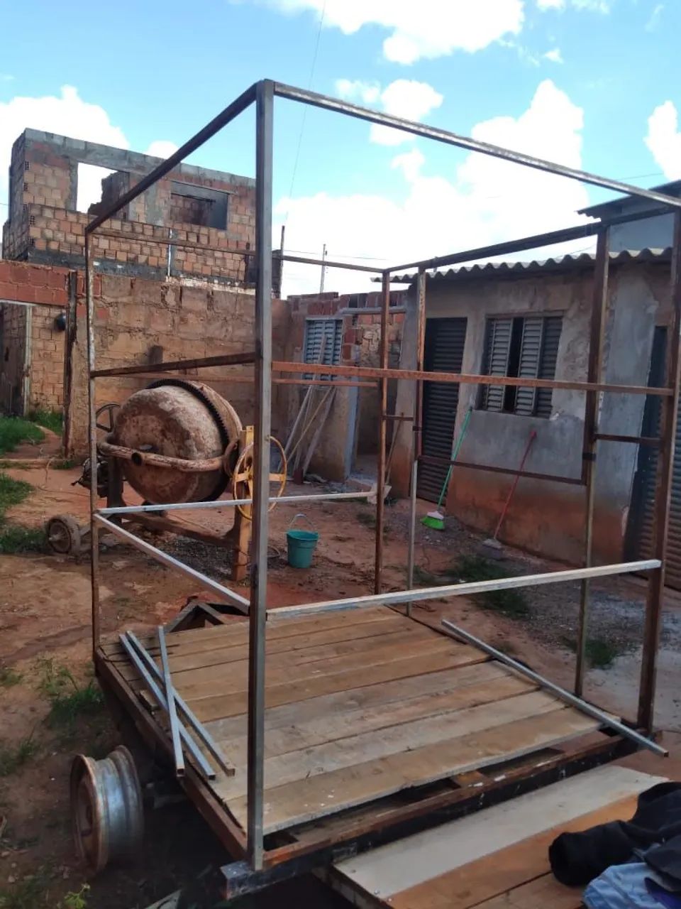 Trailer fechado inacabado somente 1700