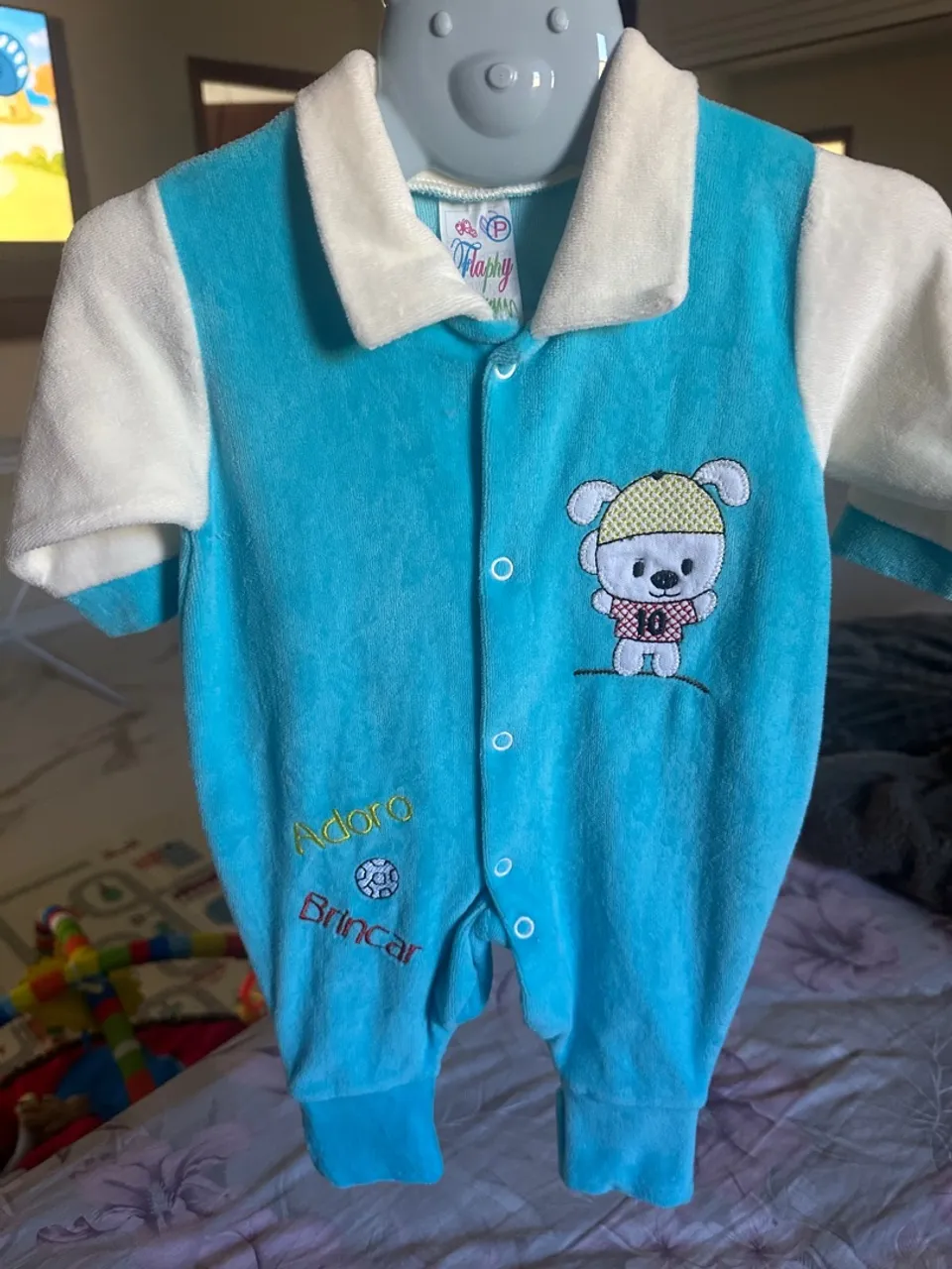 Macacão de bebê azul com detalhe de urso