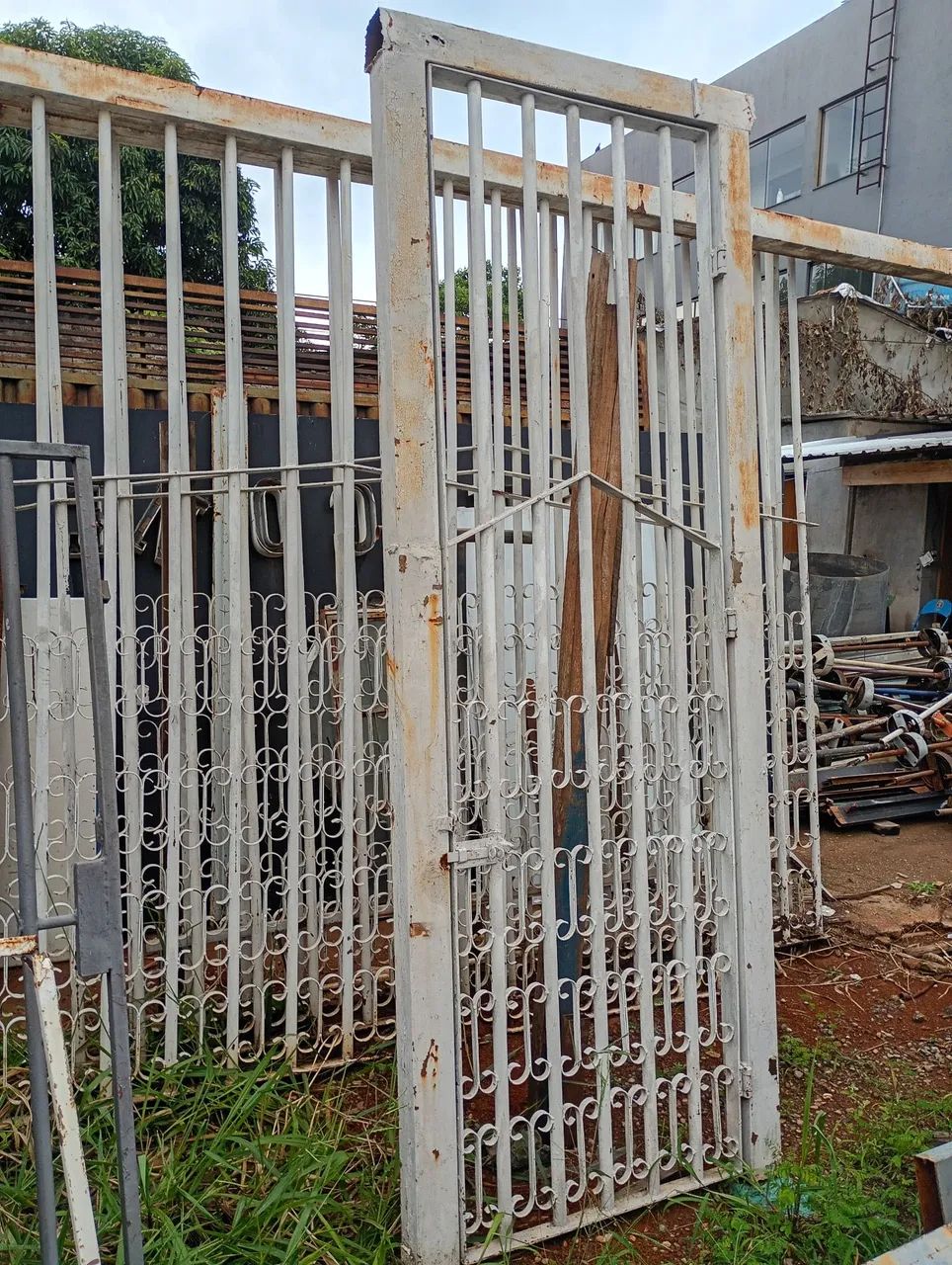 Portão de correr, mais portão de pedestre + grades , era de  lote 10 metros de frente. - Foto 6