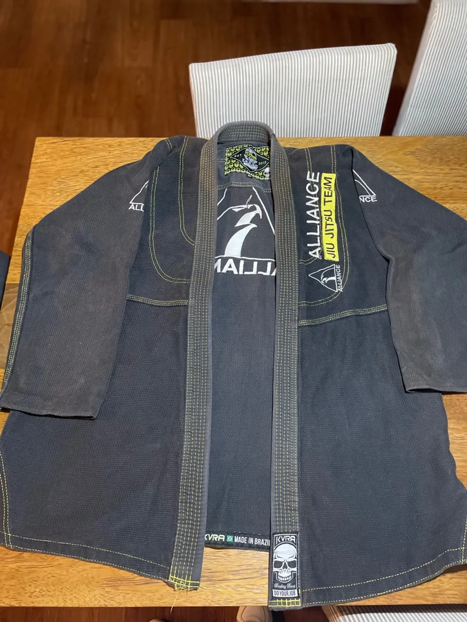 Kimono de Jiu-Jitsu Alliance e calça Invictus XG
