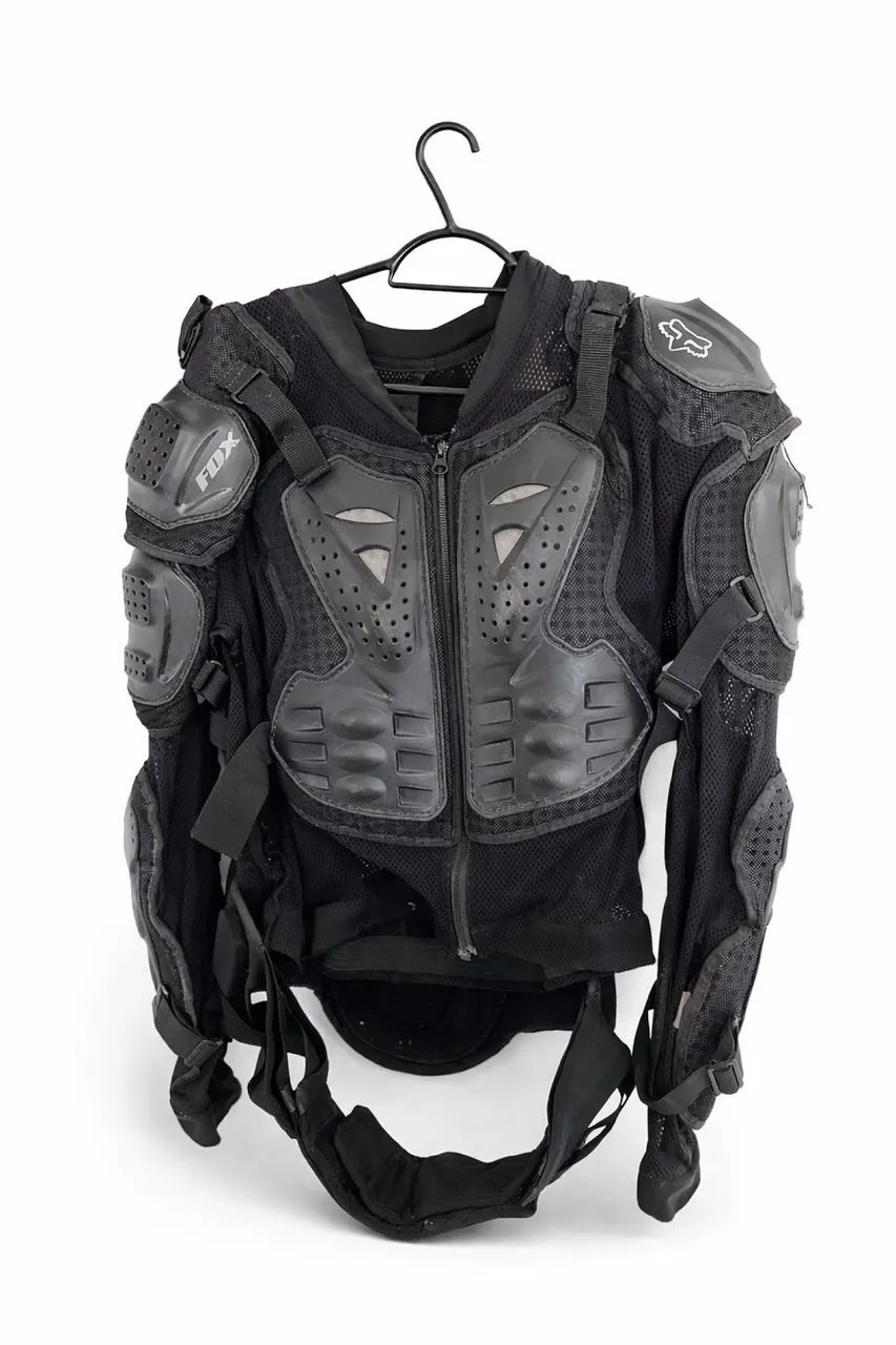 Equipamento para trilha ou motocross com capacete colete e mais - Foto 4