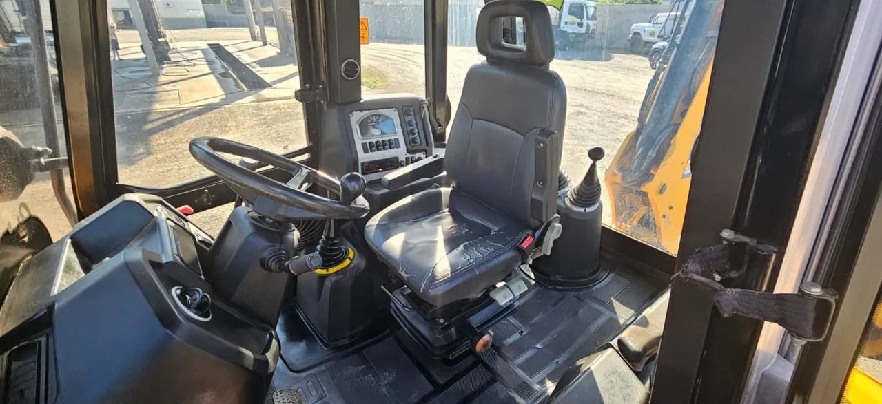 Retroescavadeira JCB 3CX ano 2019, 4x4, com 8.300 horas, em - Foto 5
