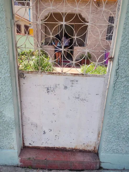 Vendo dois portões de 1 garagem e outro social e 2 grades