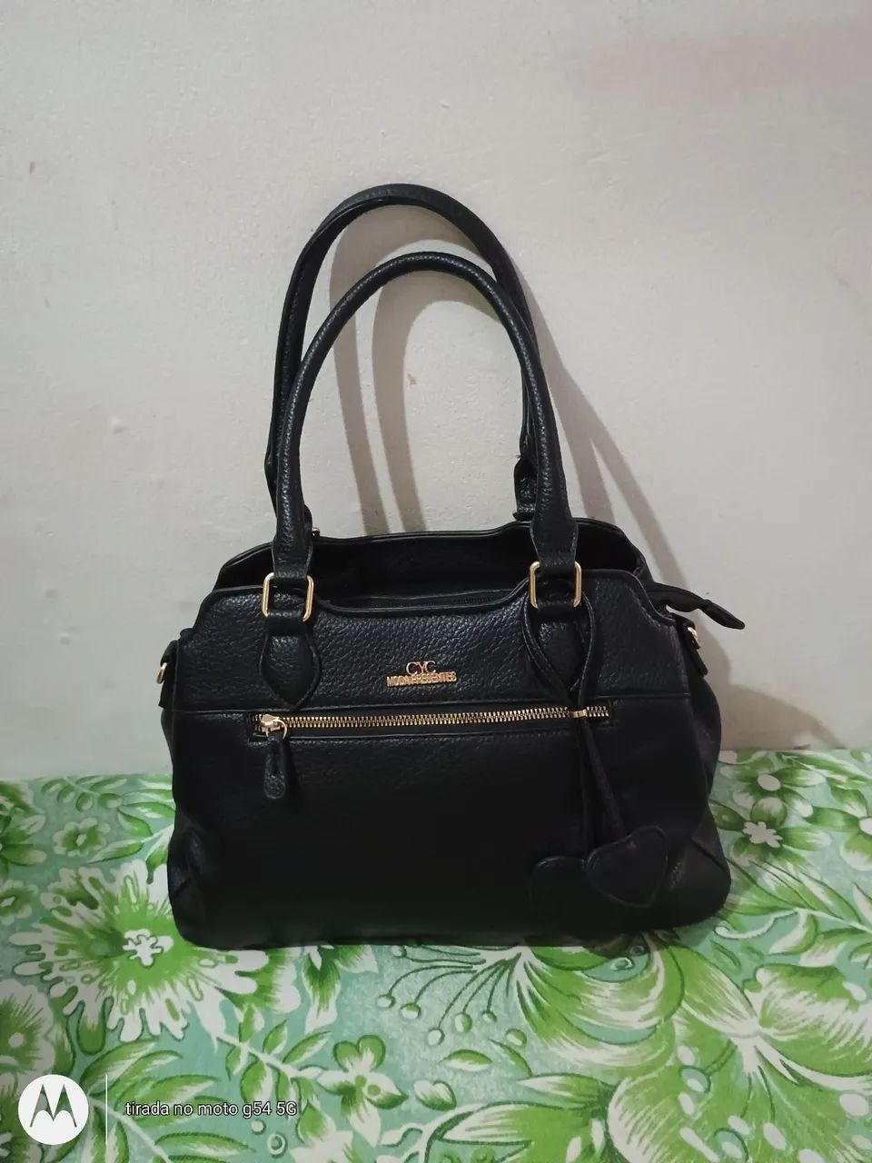 .Vendo uma linda bolsa.