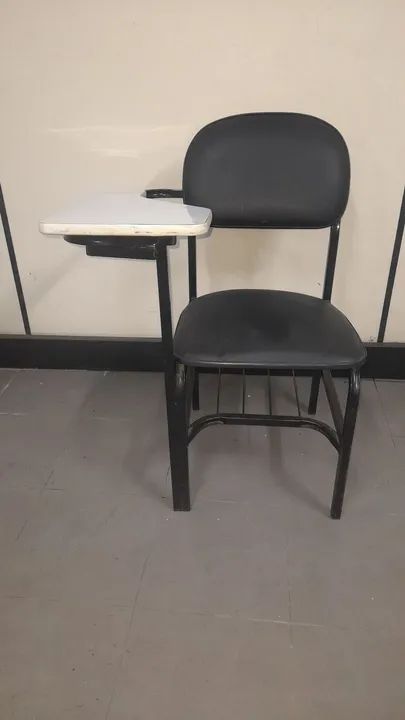 Cadeira estilo carteira escolar