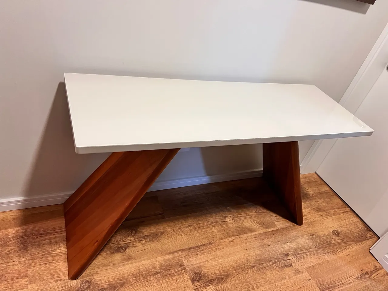 Aparador Mdf com tampo de vidro?