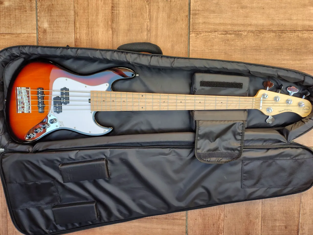 Baixo Sadowsky metroexpress 5 Cordas Sunburst.