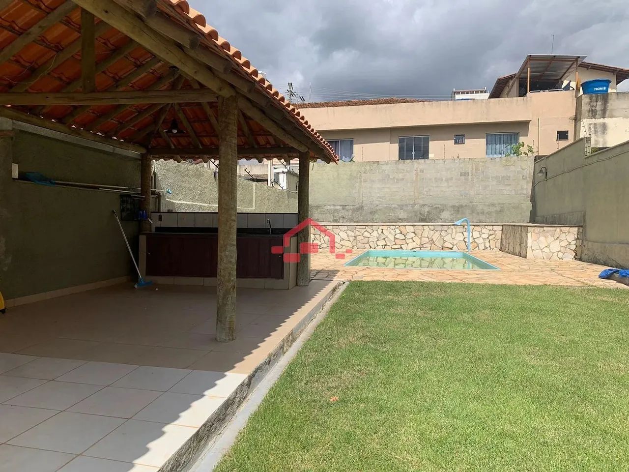 Casa para locação no bairro Santa Efigênia com 03 quartos, 02 salas, 01 piscina, 01 vaga d