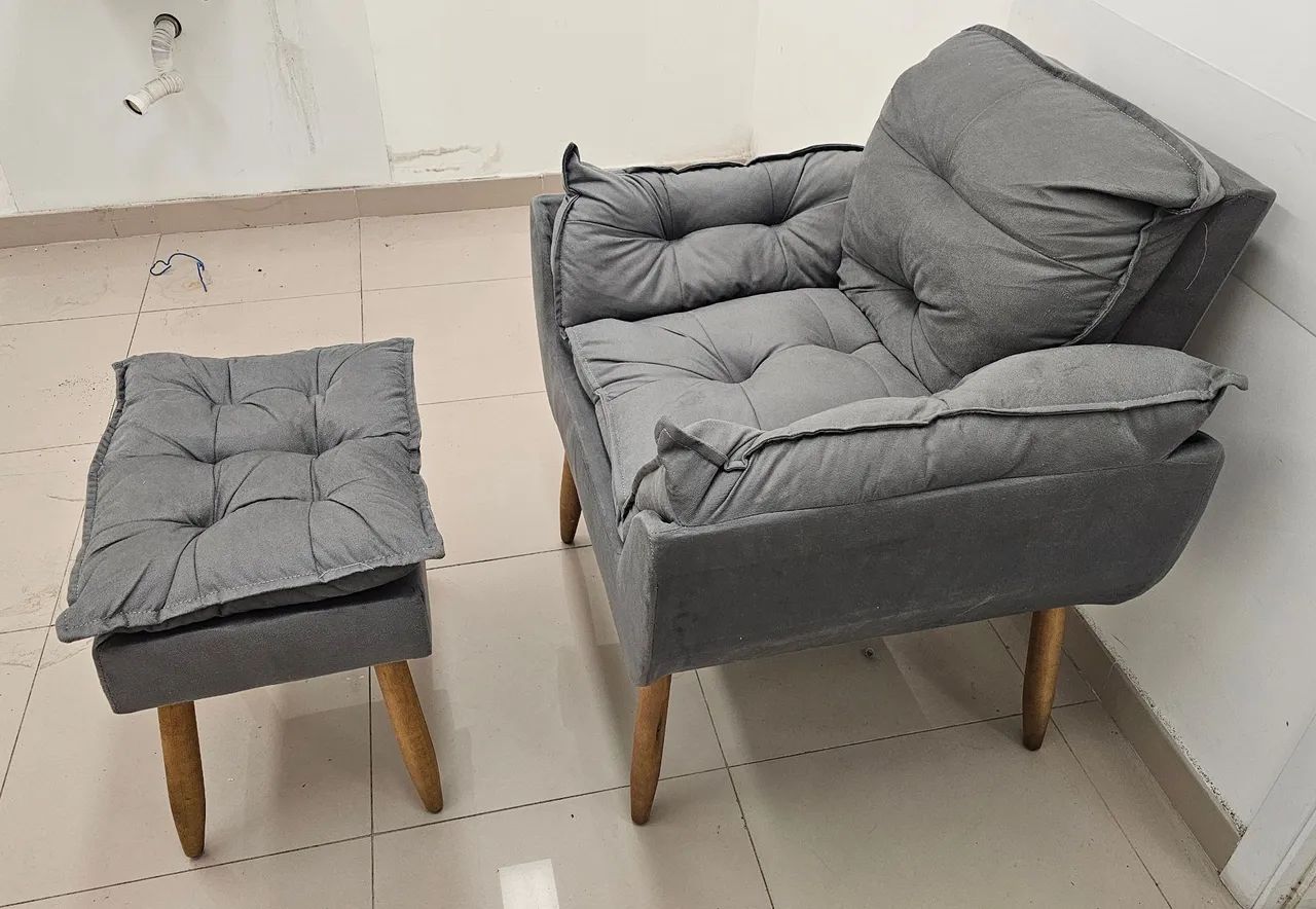 Poltrona com Puff Cinza Confortável - Foto 3