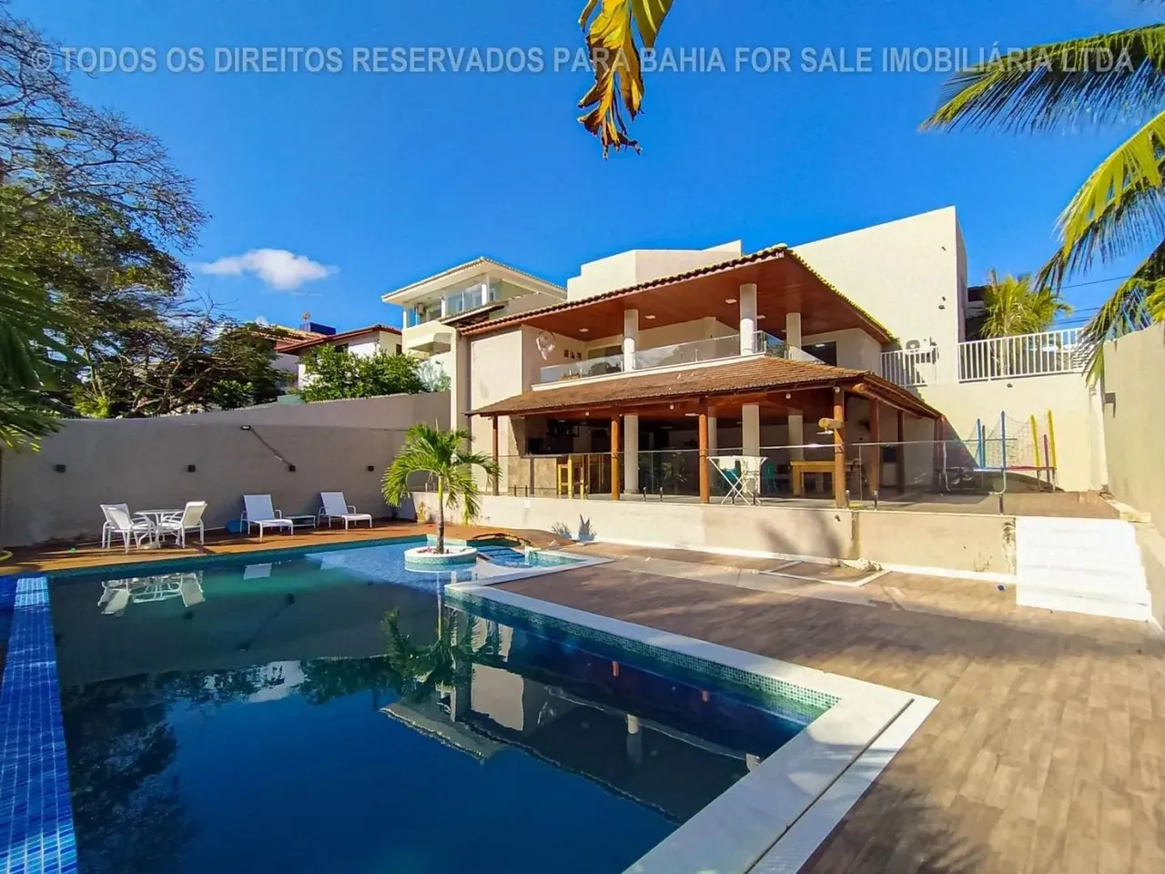 Casa em Vilas do Atlântico: 5 Quartos, 1200m², 4 Suítes e Amplo Espaço para Sua Família!