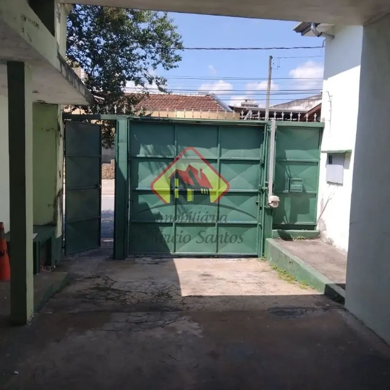 Casa de 4 Dormitórios com Edícula e Quintal - Para Comprar ou Alugar no Centro de Taubaté!