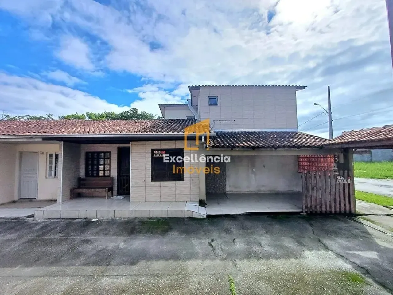 SOBRADO COM 5 QUARTOS EM PRAIA DE LESTE