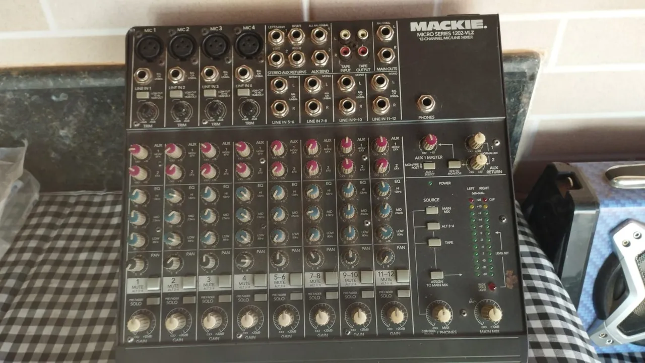 Mesa de Som Mackie 1202-VLZ 12 canais