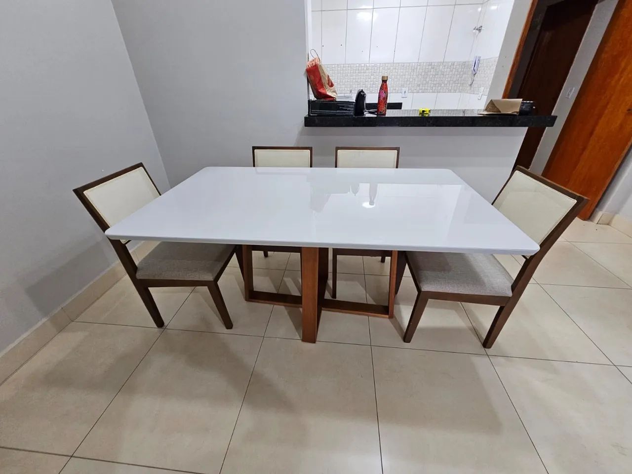 Mesa de Jantar Moderna com Design Elegante madeira 