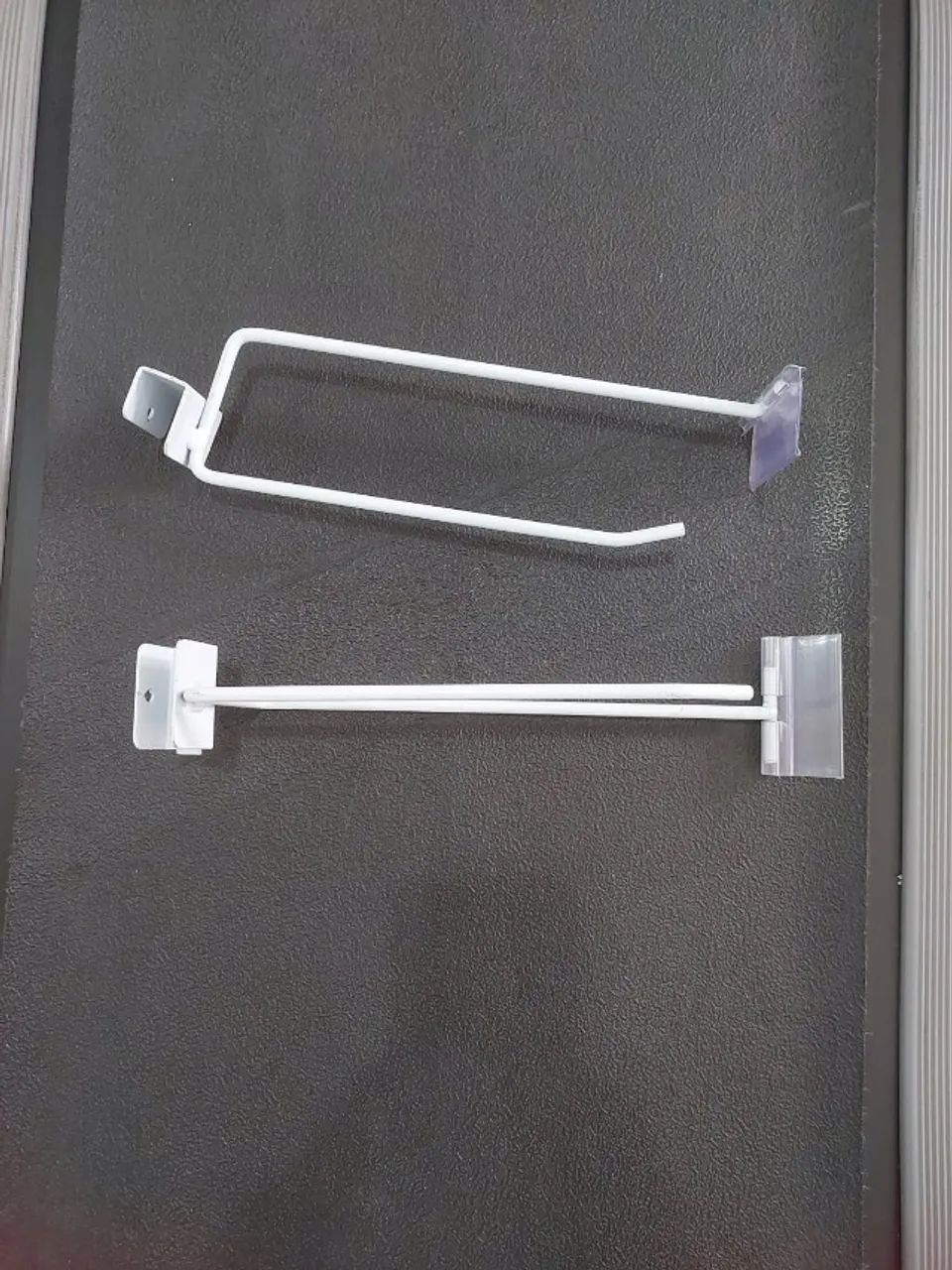 Gancho com porta-preço p/ regua Novo