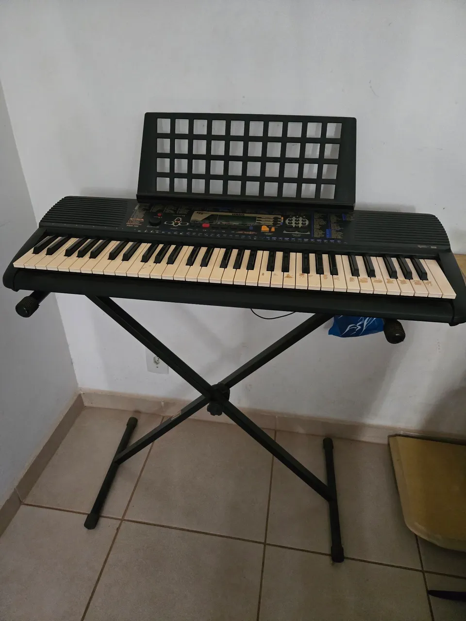 Teclado Musical Yamaha com Suporte e Porta Partituras