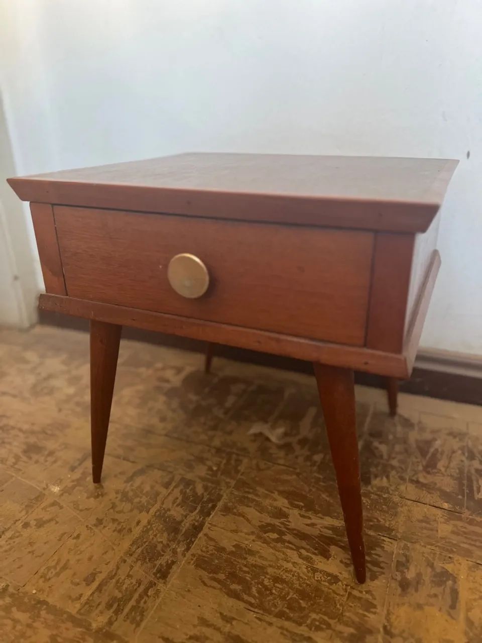 Mesa de cabeceira retrô em madeira e pés palito - Foto 3
