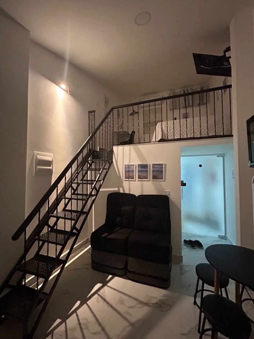 LOFT NOVO + MOBILIADO + AR COND + BEM LOCALIZADO