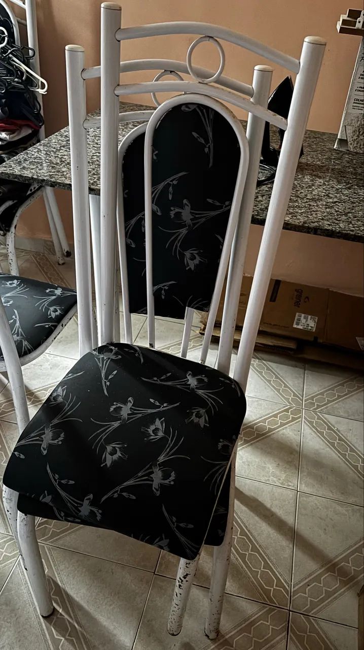 Vendo conjunto de mesa com 4 cadeiras. 64308570476162121