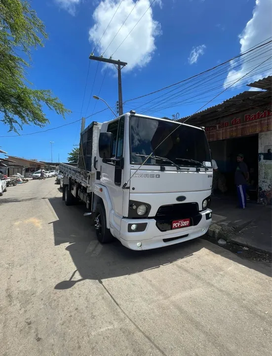 Caminhão Ford Cargo 816 2015