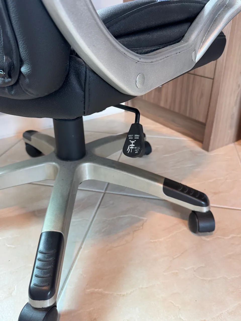 Cadeira de escritório extremamente nova - Foto 6