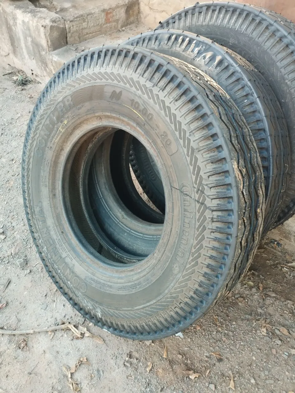 Pneus Continental coberto novo para Caminhão - 10.00 R20