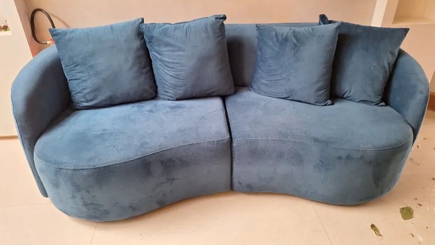 Sofá curvado em suede azul com almofadas - Foto 3