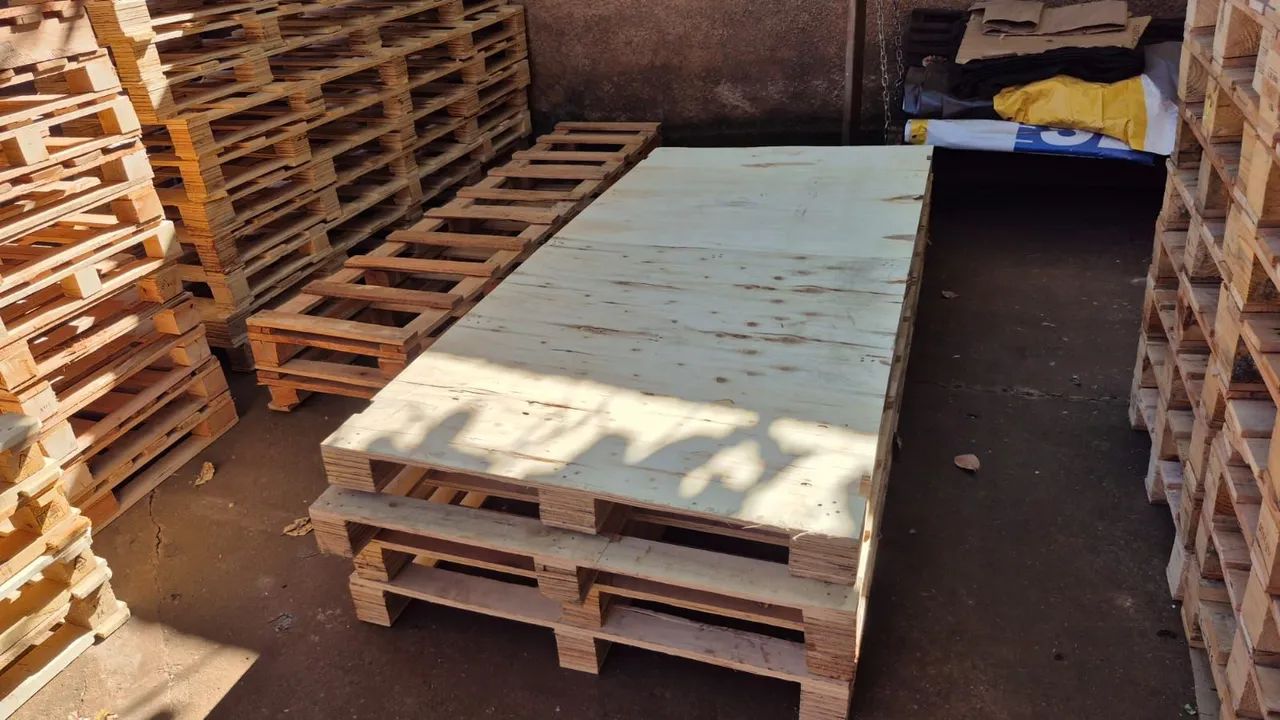 Pallets seminovos, medida 2.30 por 1.50, valor 35.00 reais cada.  - Foto 2
