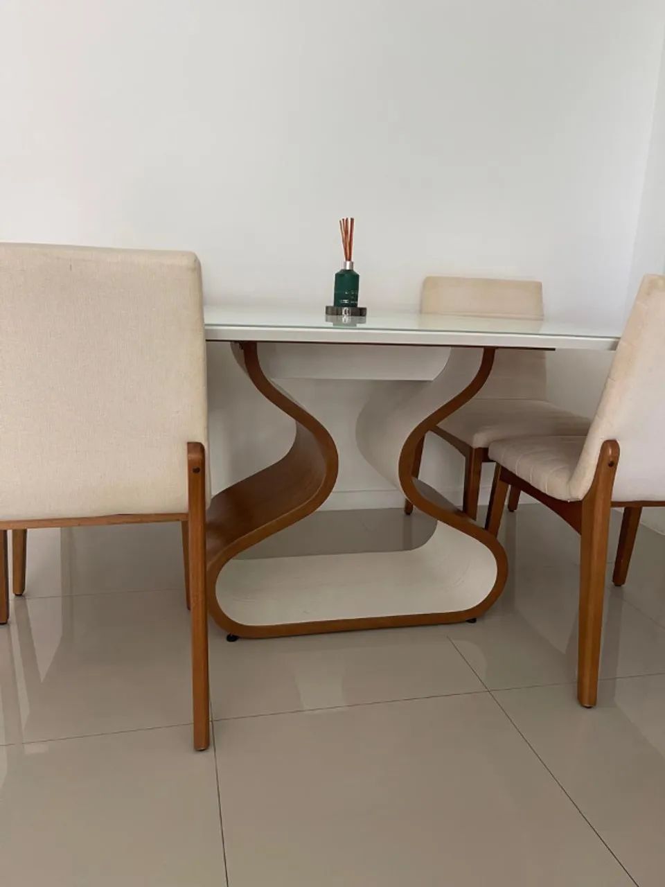 Mesa de jantar + 04 cadeiras