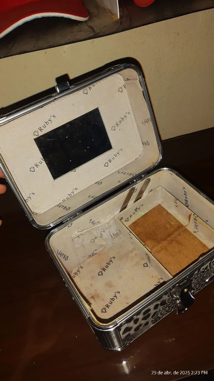 Frasqueira Ruby's pouco usada