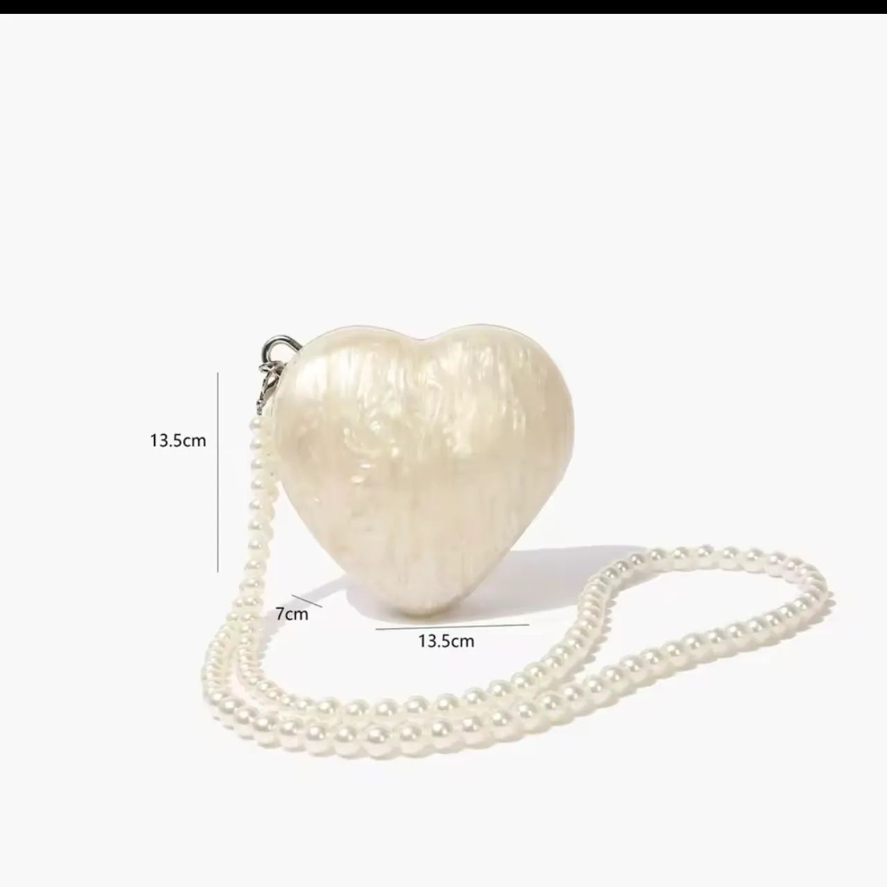 Bolsa de pérola, em formato de coração, com alça de pérolas. Usada 1 vez. 