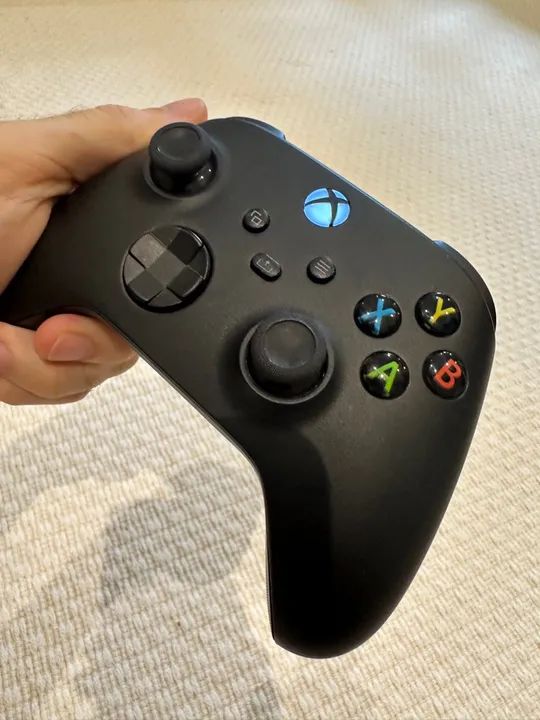 2 Controles XBOX - Carbon Black e White S+ Base Carregadora HyperX  - Foto 2