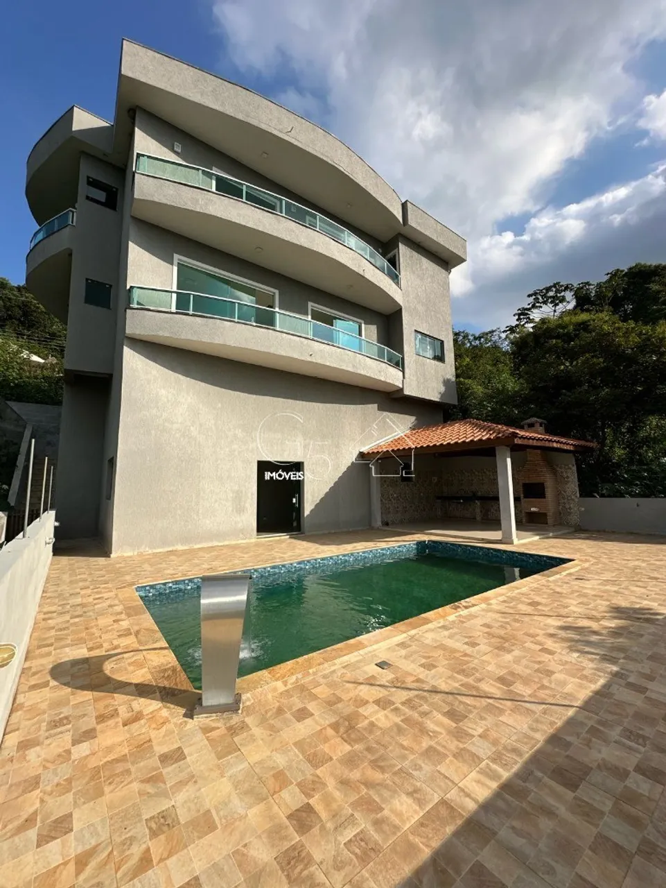 Luxuosa casa em condomínio para locação no Alpes de Caieiras-SP: 4 quartos, 4 suítes, 2 sa