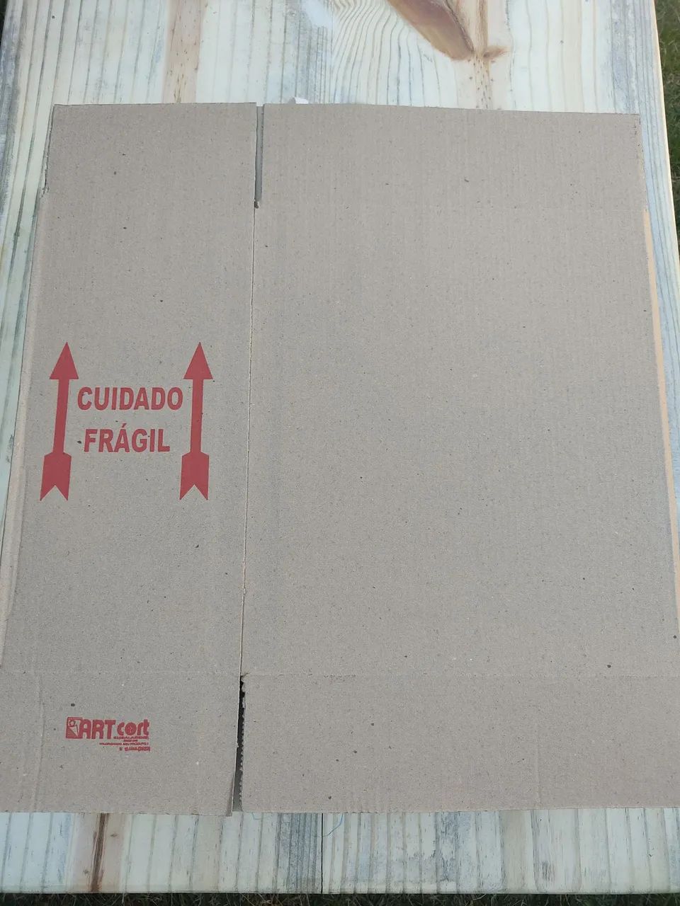 Caixa de papelão com aviso 'Frágil'