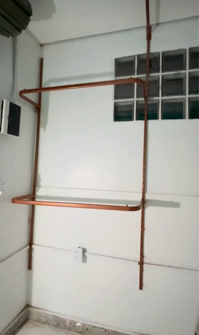Trilho cremalheira com arara